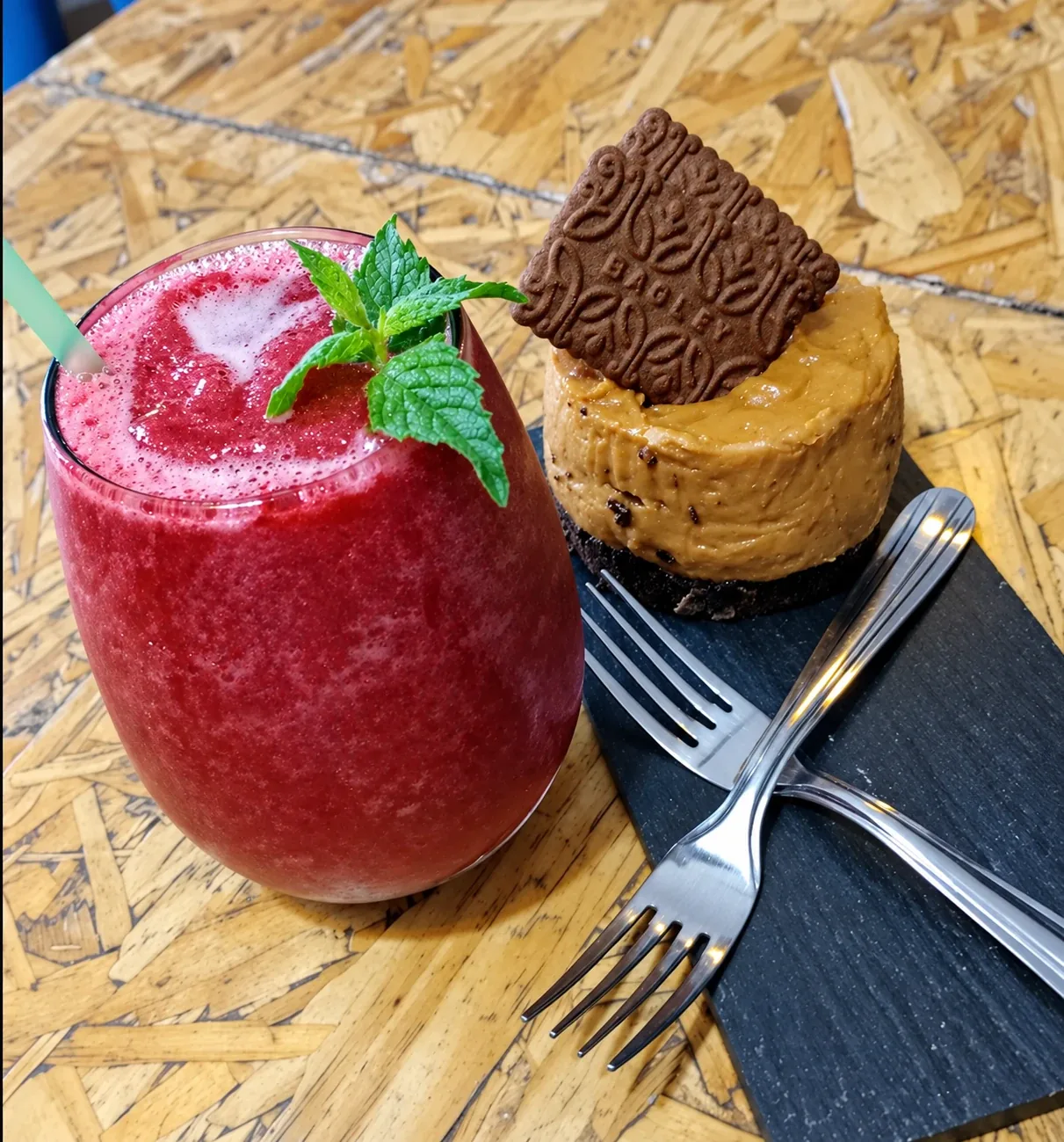 Un licuado de frutos rojos y un cheesecake de dulce de leche