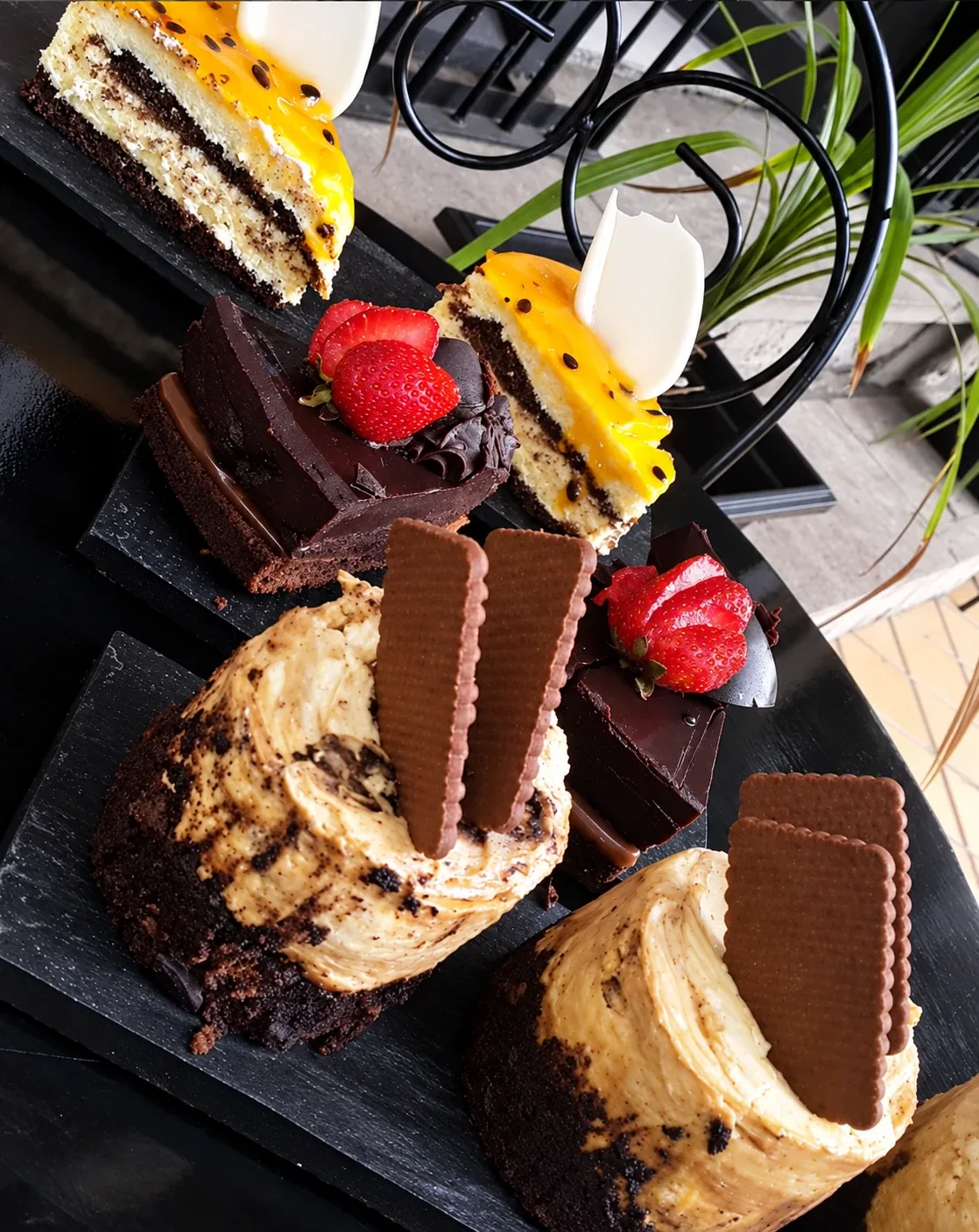 Porciones de torta: de maracuyá, de chocolate con frutillas y de dulce de leche con galletitas