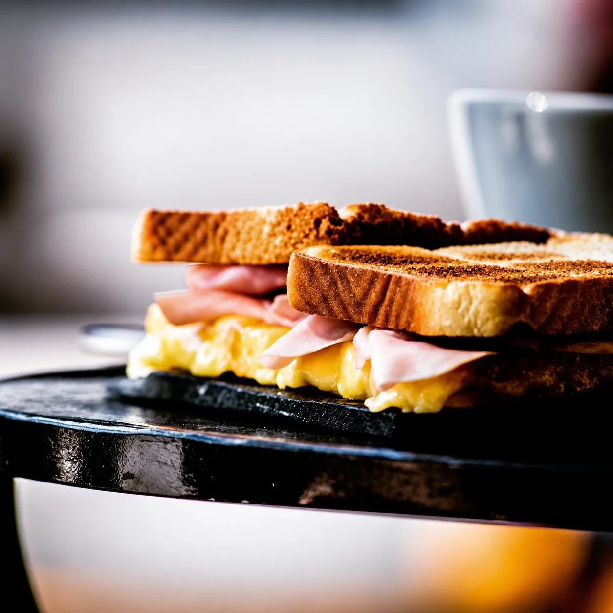 Un tostado de jamón y queso
